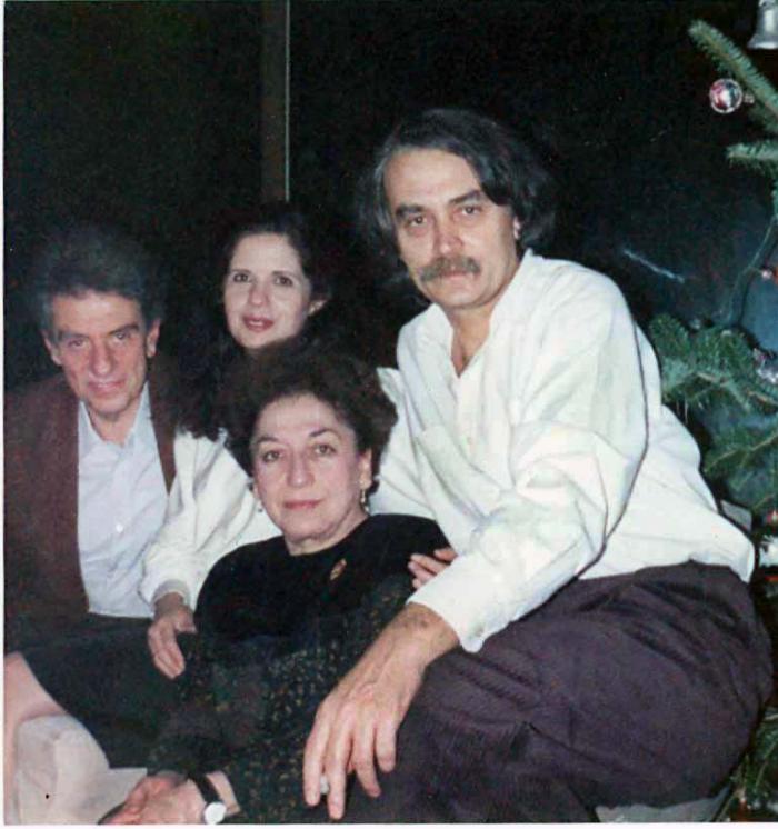 Αγία Παρασκευή. Λάκης Παπαστάθης, Νόρα Αναγνωστάκη, Υβόννη Μαλτέζου, Γιάννης Κιουρτσάκης, Φωτογραφία Γιώργος Ζεβελάκης